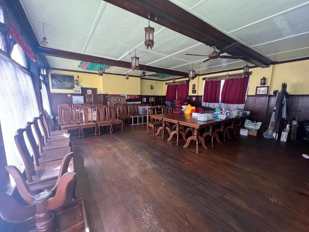 Lot: 36 - LANDMARK TOWN CENTRE FORMER RESTAURANT WITH LIVING ACCOMMODATION - Restaurant area on ground floor